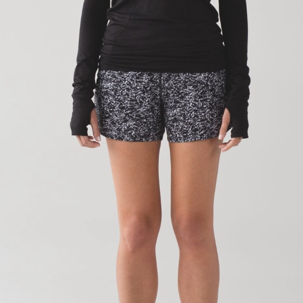 Lululemon Run Times Short 4” Iced Wave White Black Athletic Neutral Running Sz 6